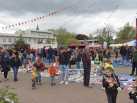 902320 Afbeelding van de kindervrijmarkt op het grote parkeerterrein bij het begin van de Meerndijk te De Meern ...